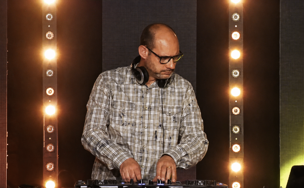DJ022