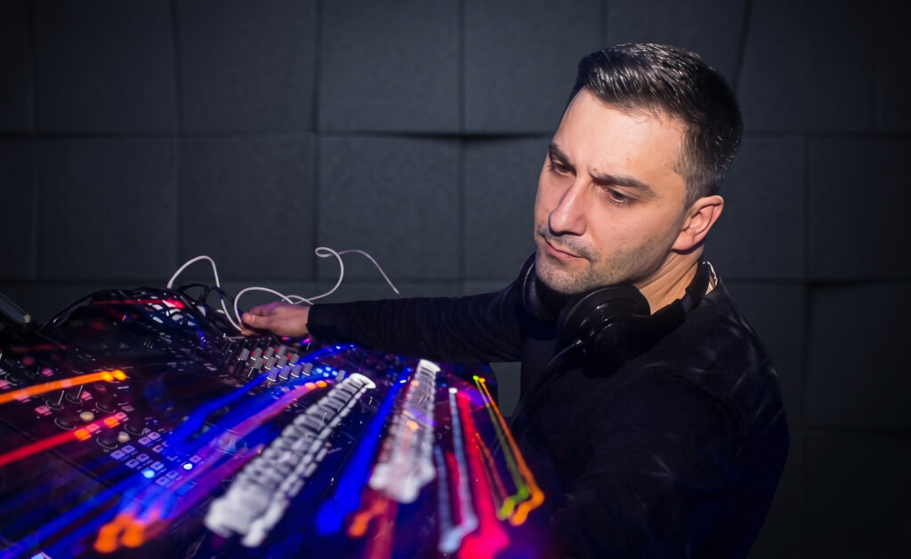 DJ009
