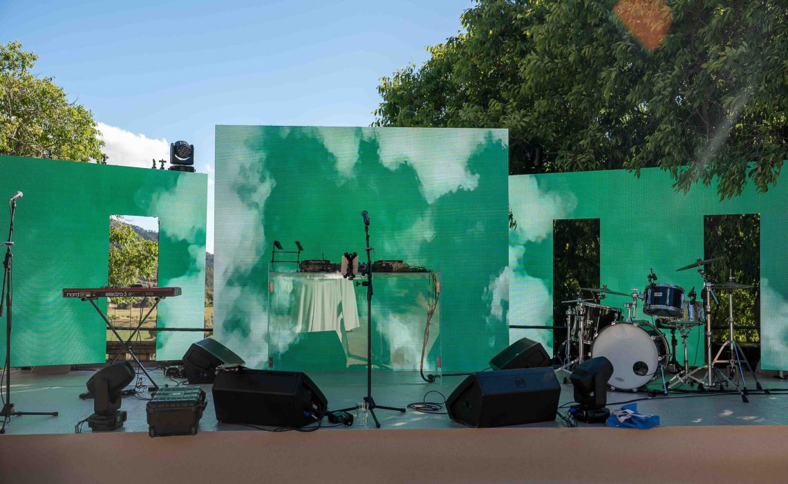DISCO-FINCA-COMASSEMA-PANTALLA-LED-ESCENARIO-DJ-BOOTH-METACRILATO-TRANSPARENTE-SONIDO-INSTRUMENTOS-MICROFONOS-DE-PIE-ALTAVOCES-ILUMINACION-CABEZAS-MOVIL-6-scaled-2
