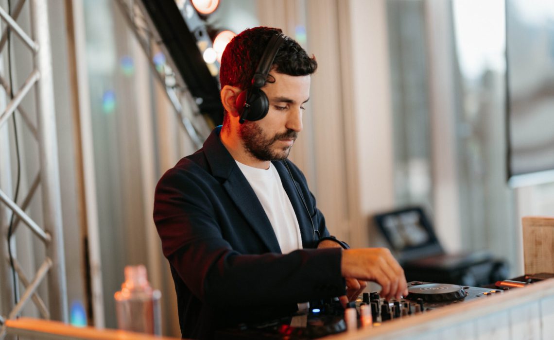 DJ0011