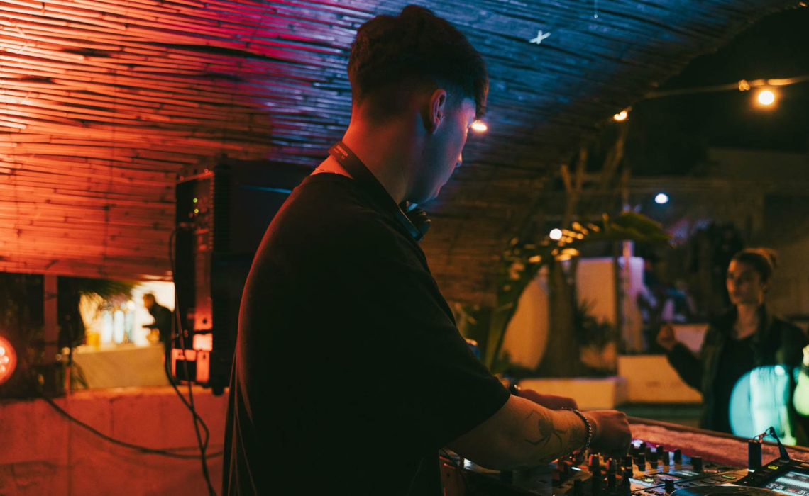 DJ021