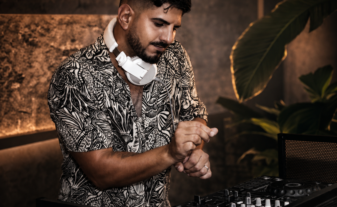 DJ042