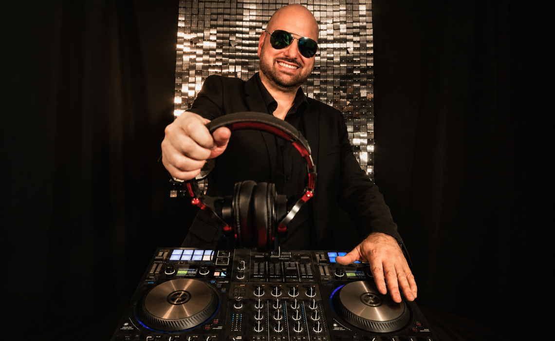 DJ044