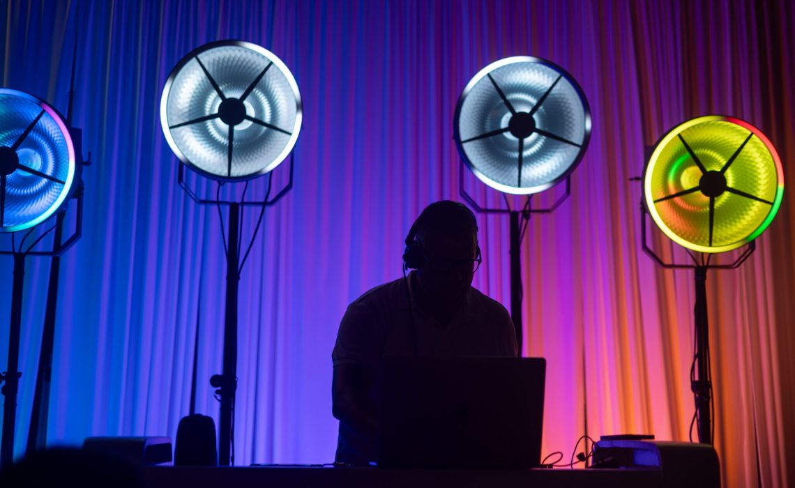 MARCHA FRESCA - FOCOS GOLIAT - TELAS BLANCAS - ESTRUCUTRA TRUSS - DJBOOTH (1)