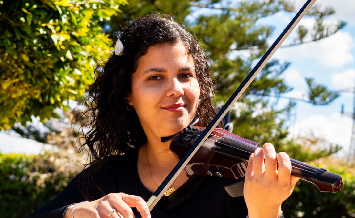 REF: 061 - CUBAN VIOLINIST