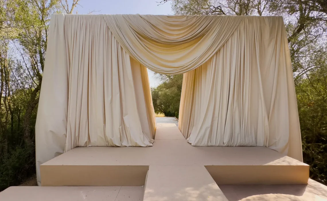 TARIMA Y PASILLO BEIGE - ESTRUCTURA DE TRUSS CON TELA BEIGE- FINCA SERENA-2
